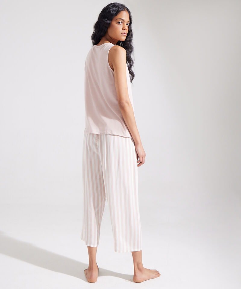 Pijama Camiseta Manga Sisa Y Pantalón Capri Estampado