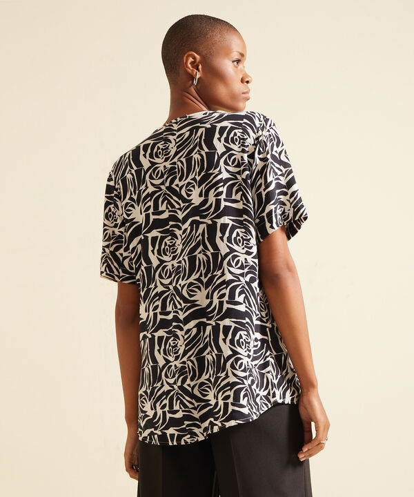 Blusa Estampada Manga Corta Cuello Smoking Corto, Cola De Pato Con Silueta Fluida
