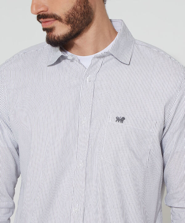 Camisa Preteñida, Manga Larga Con Bolsillo Y Silueta Regular Fit image number null