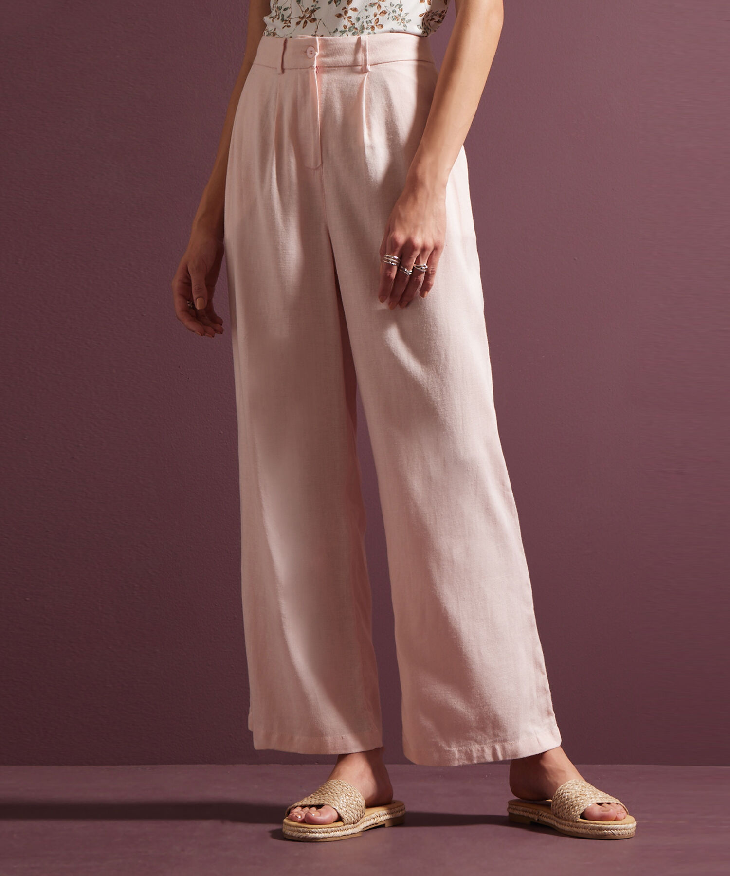 Pantalón Unicolor Tiro Alto Con Prenses, Bota Recta, Bolsillos Laterales Y Ribetes Traseros