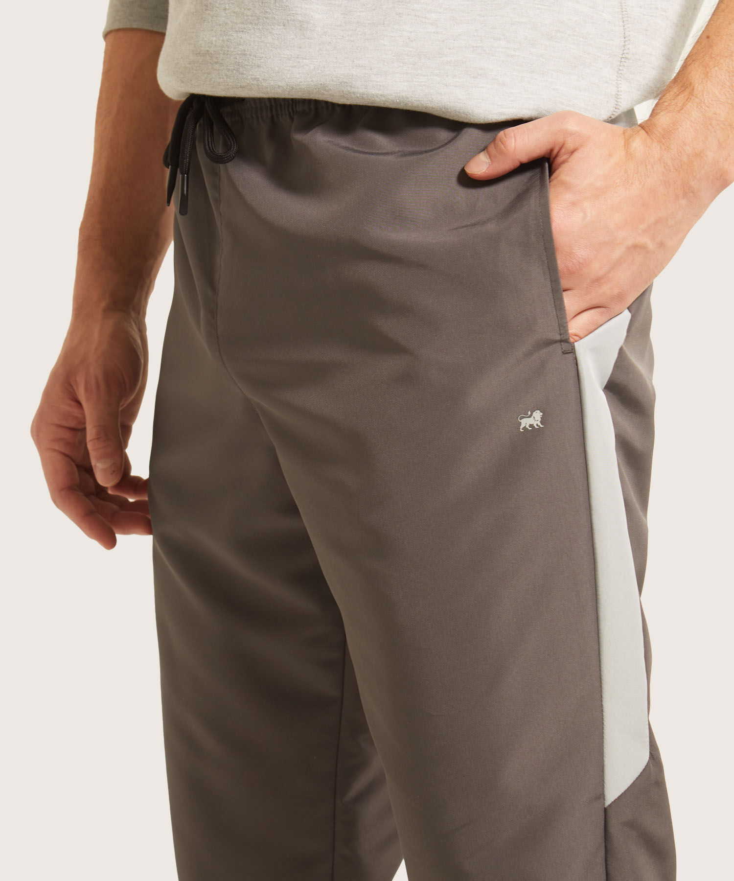 Pantalón Jogger Plano Unicolor Con Cortes Contraste, Bolsillos Laterales, Cordón Ajustable Y Elástico Interno, Sport Líneas