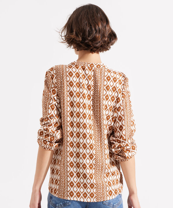 Blusa Estampada con Cuello Mao image number null