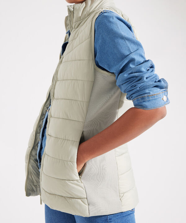 Chaleco Acolchado con Bolsillos en Rib image number null