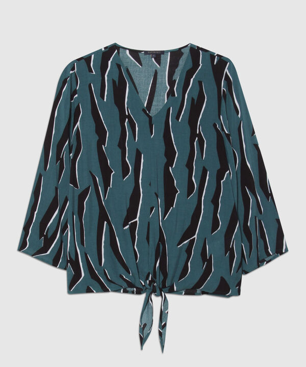 Blusa Estampada Escote V, Manga 3/4 Semi Campana Con Corte En Centro Para Anudar, Carmin Linea Moda