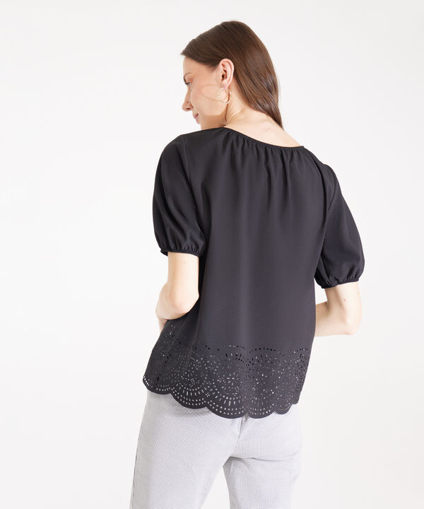 Blusa Unicolor Manga Corta Con Elástico En Cuello Y Mangas. Corte Laser En Ruedo