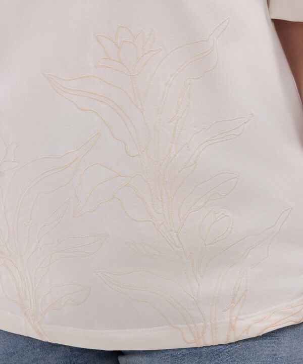 Camiseta con Bordado Floral image number null