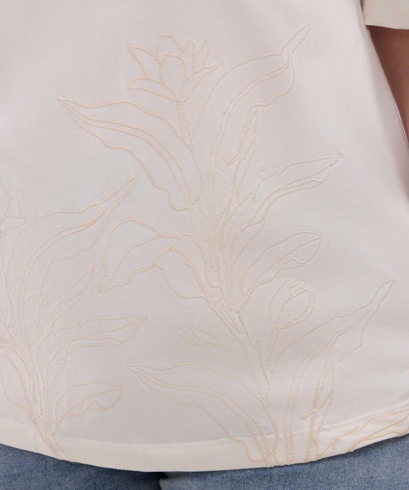 Camiseta con Bordado Floral