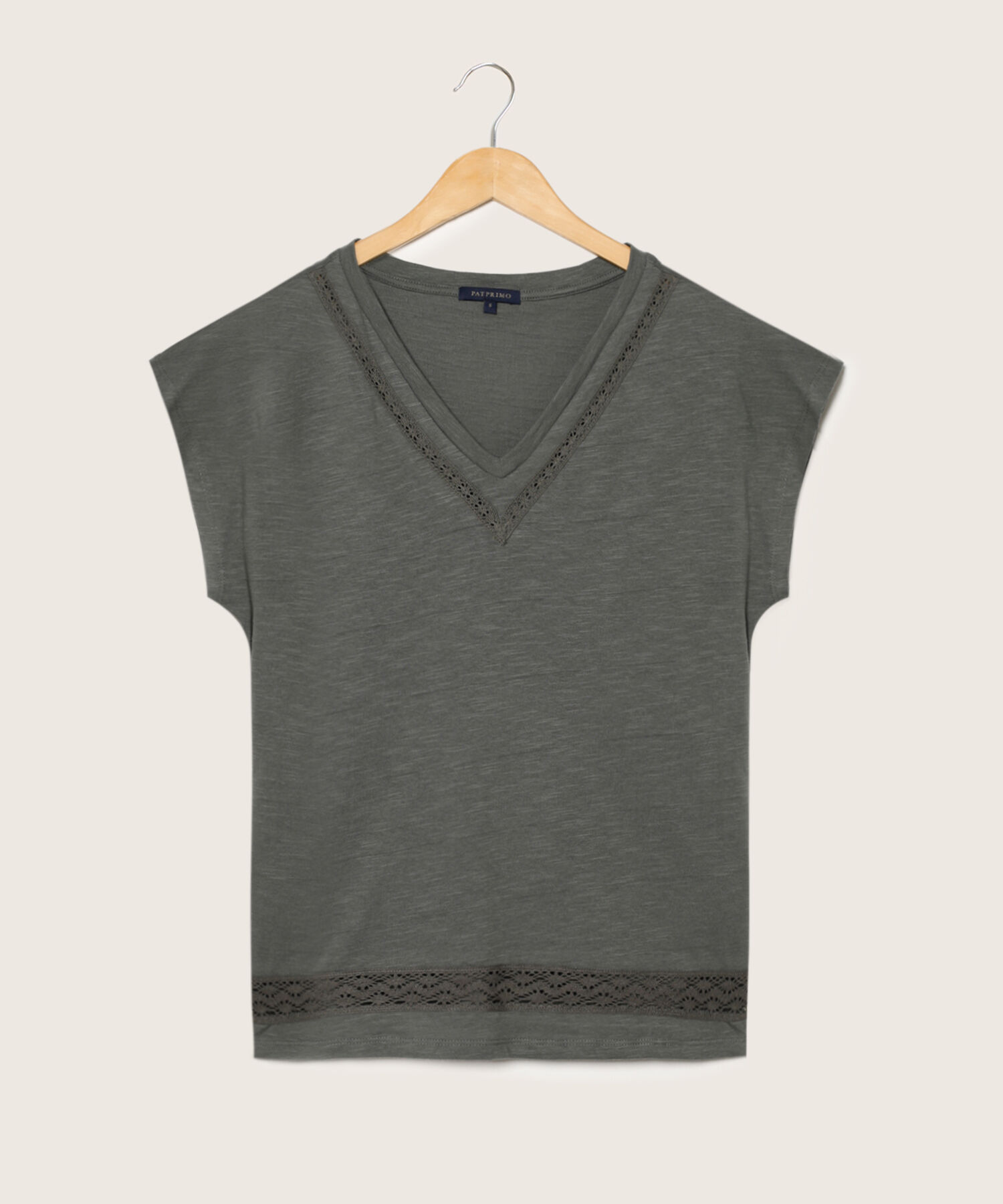 Camiseta Unicolor Manga Corta, Cuello V Con Detalle En Encaje