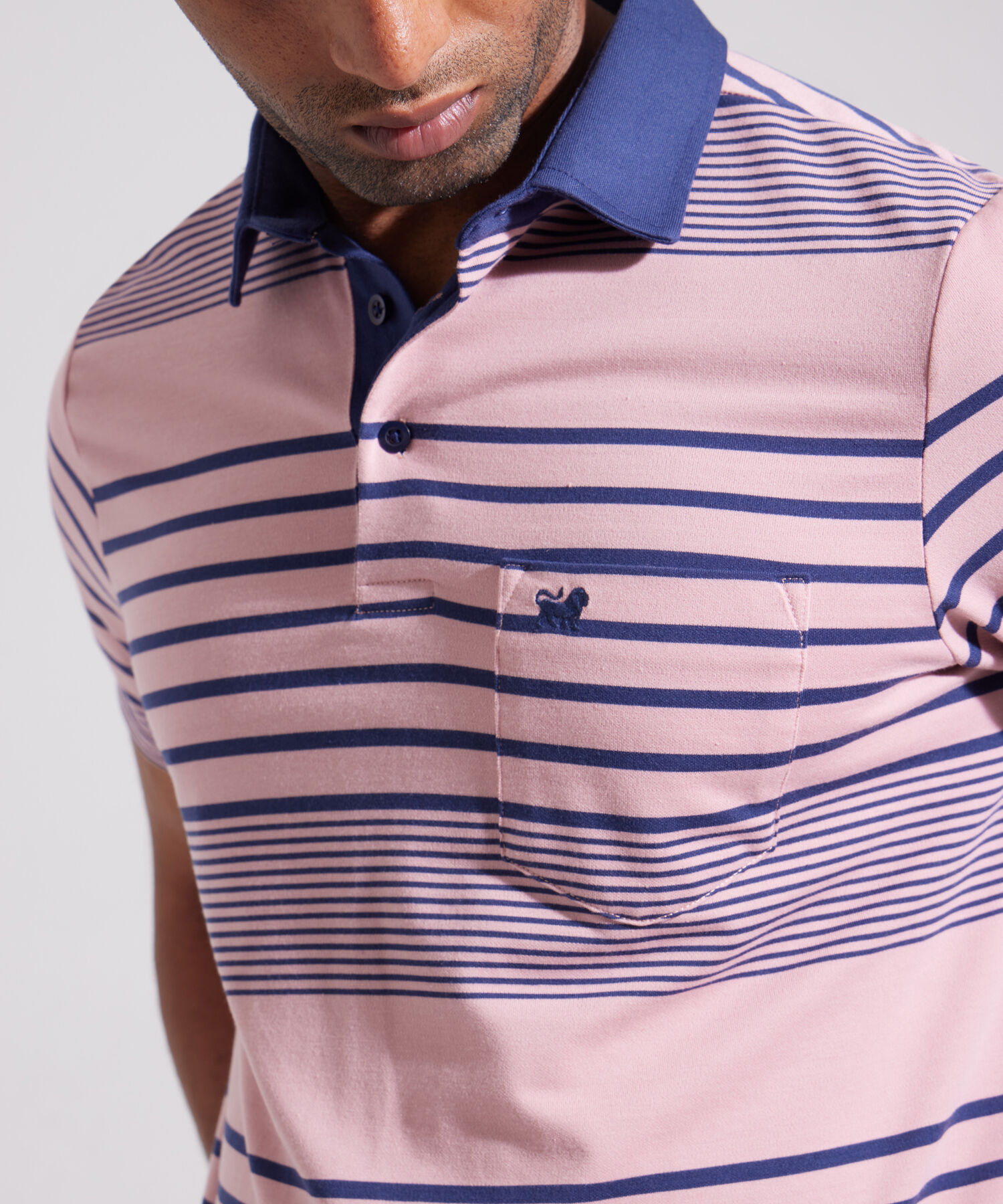Polo Preteñida Cuello Duro Con Bolsillo, Pechera Y Banda En Contraste Unicolor, Silueta Regular Fit