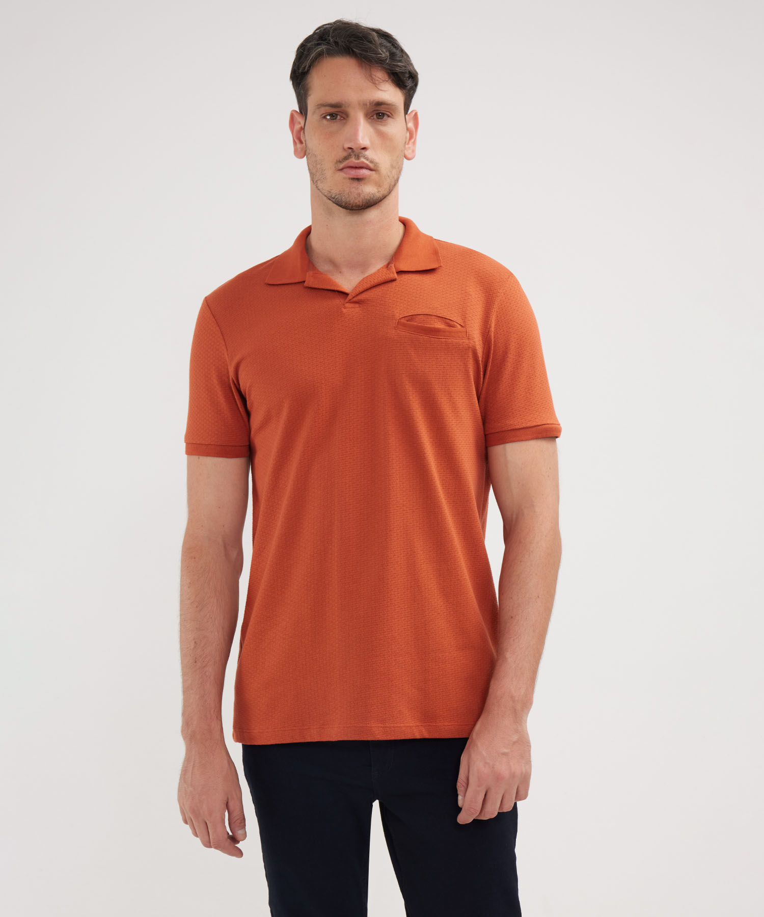 Polo Unicolor Cuello Y Puños Tejidos