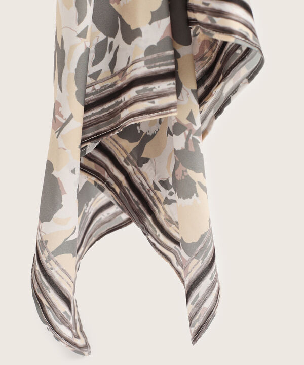 Bufanda Tipo Pa&ntilde;oleta En Sat&iacute;n Estampada image number null