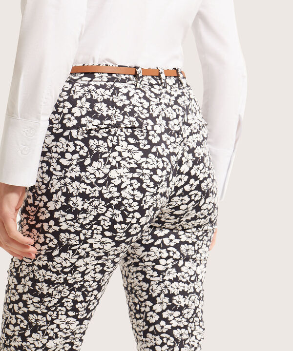 Pantalón Básico Bolsillos Diagonal
