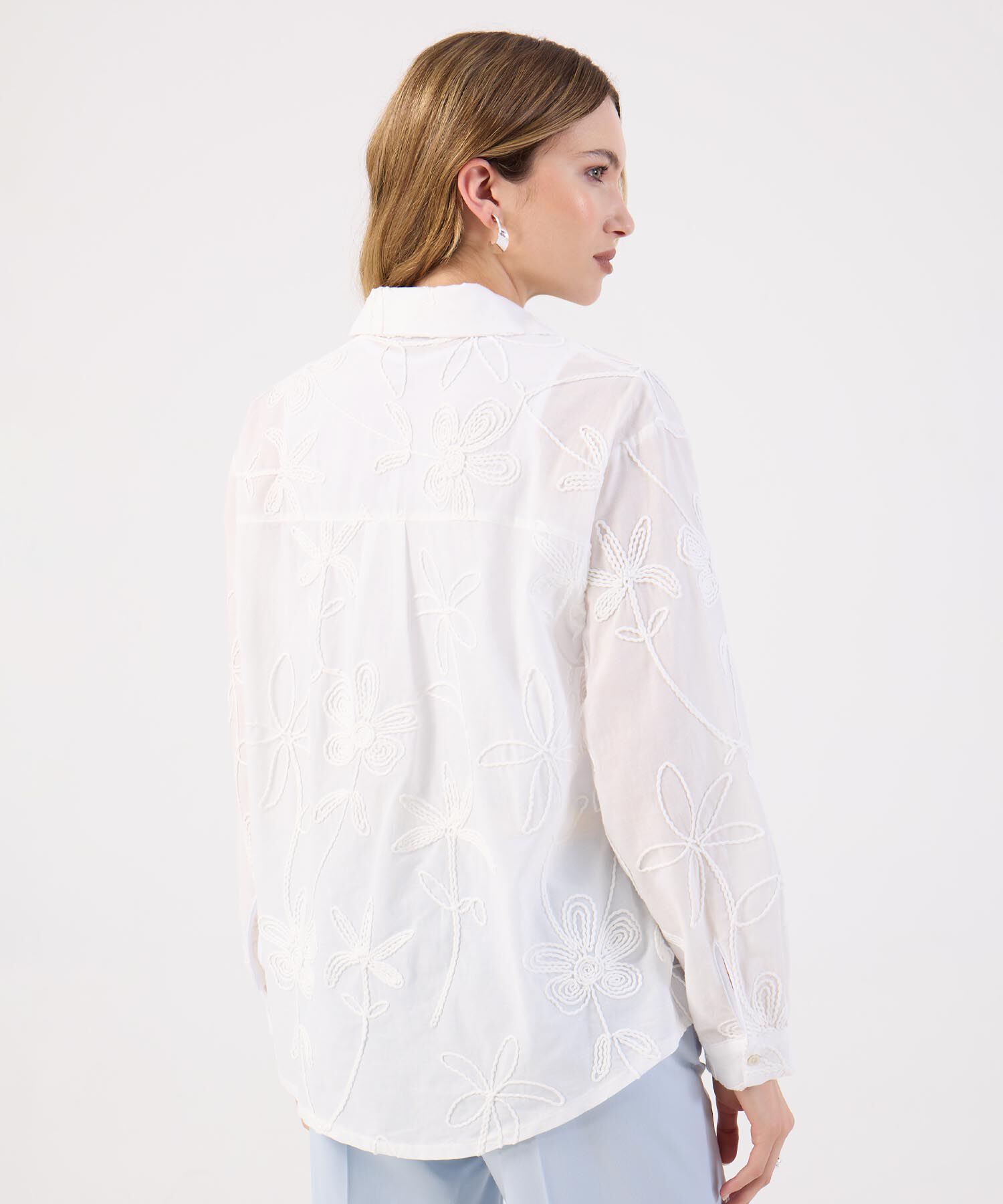 Camisa Blanca con Bordado Floral