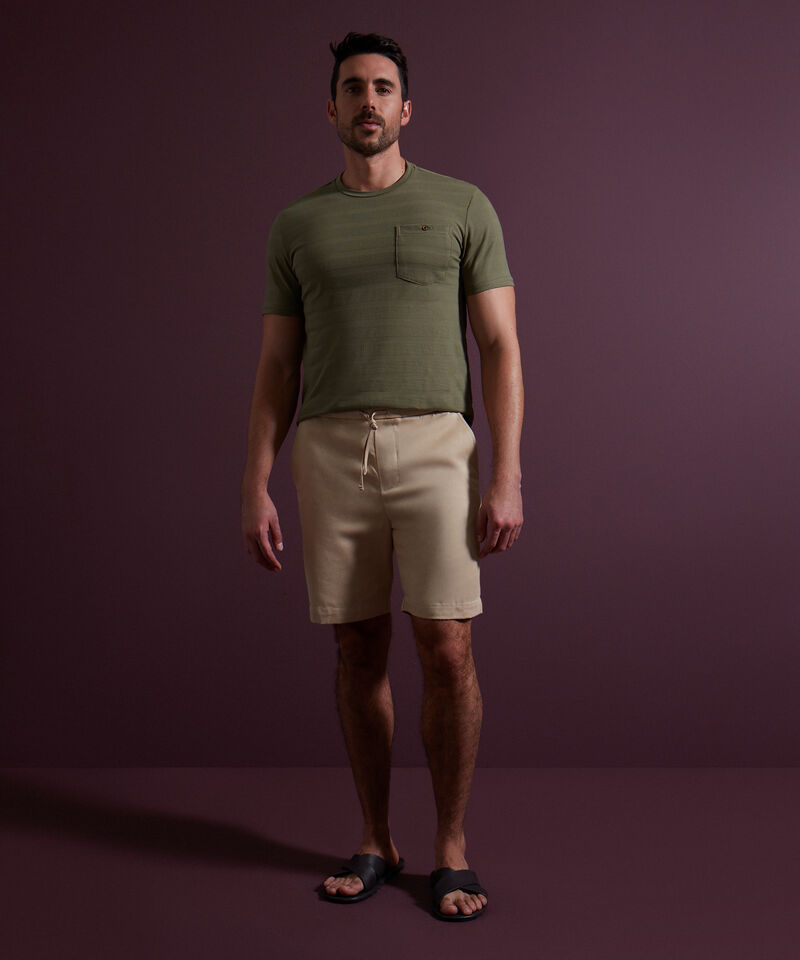 Bermuda Estampada Con Cintura Elástica, Bolsillos Laterales, Cordón Ajustable Y Silueta Regular Fit