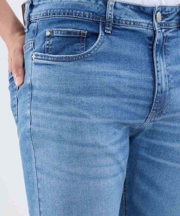 Jeans Regular Con Desgastes image number null