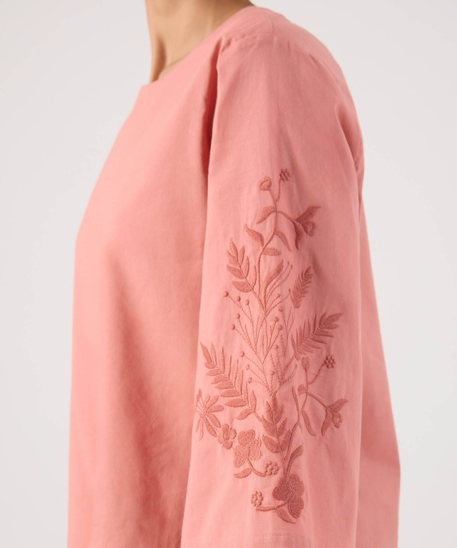 Blusa con Bordado Floral en Mangas 
