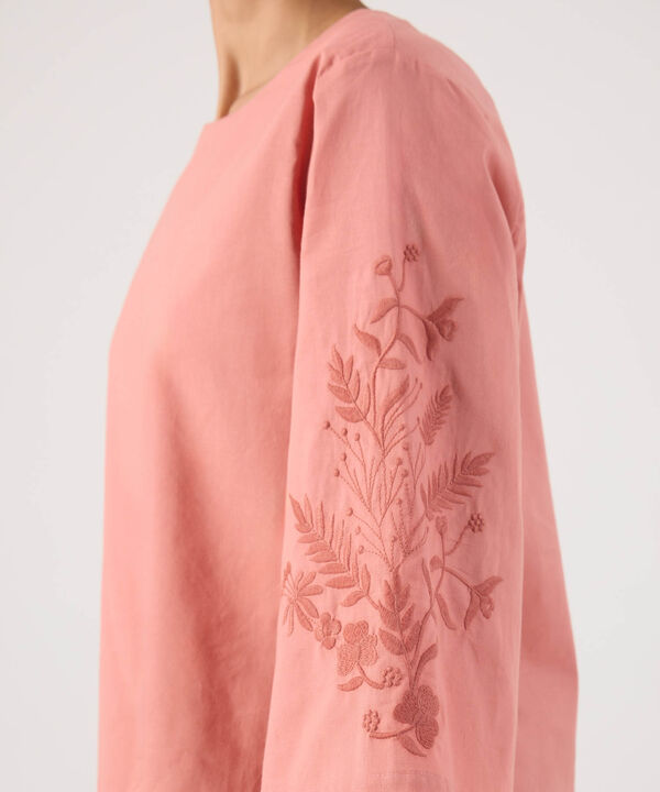 Blusa con Bordado Floral en Mangas  image number null