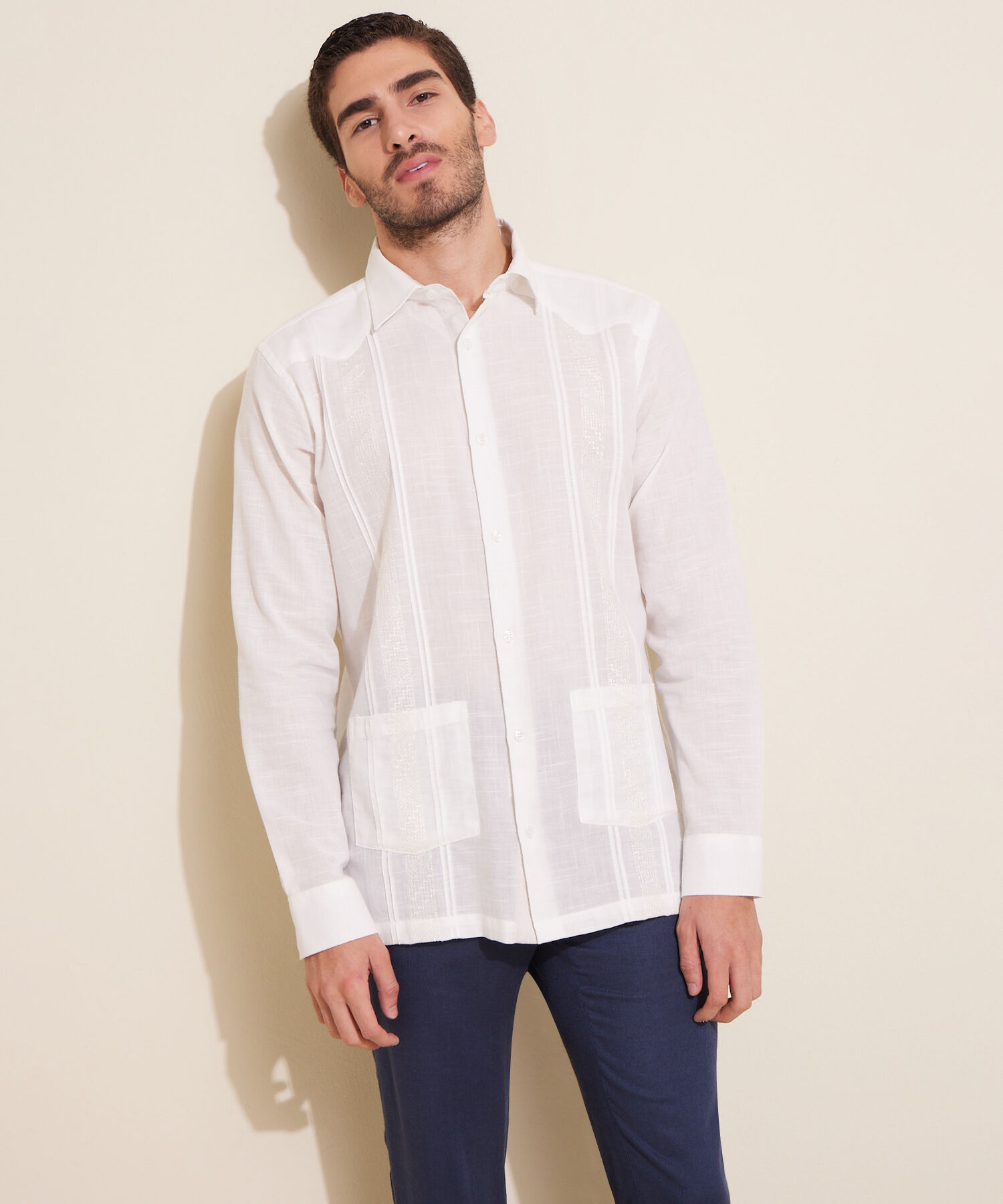 Guayaberas modernas para hombres sale