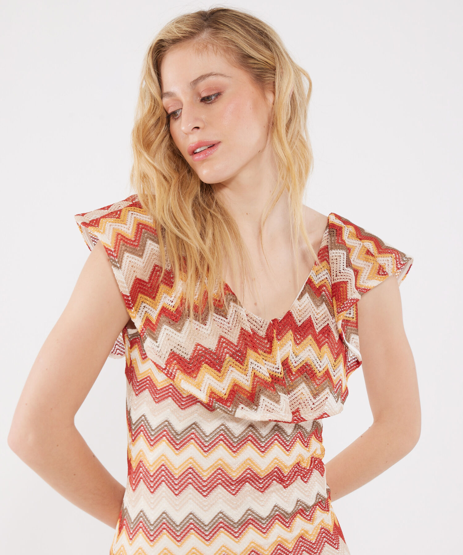 Vestido Con Arandela En Escote