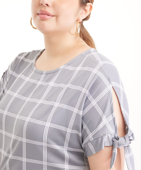 Camiseta Estampada Cuello Redondo, Manga Corta Con Abertura Y Anudado