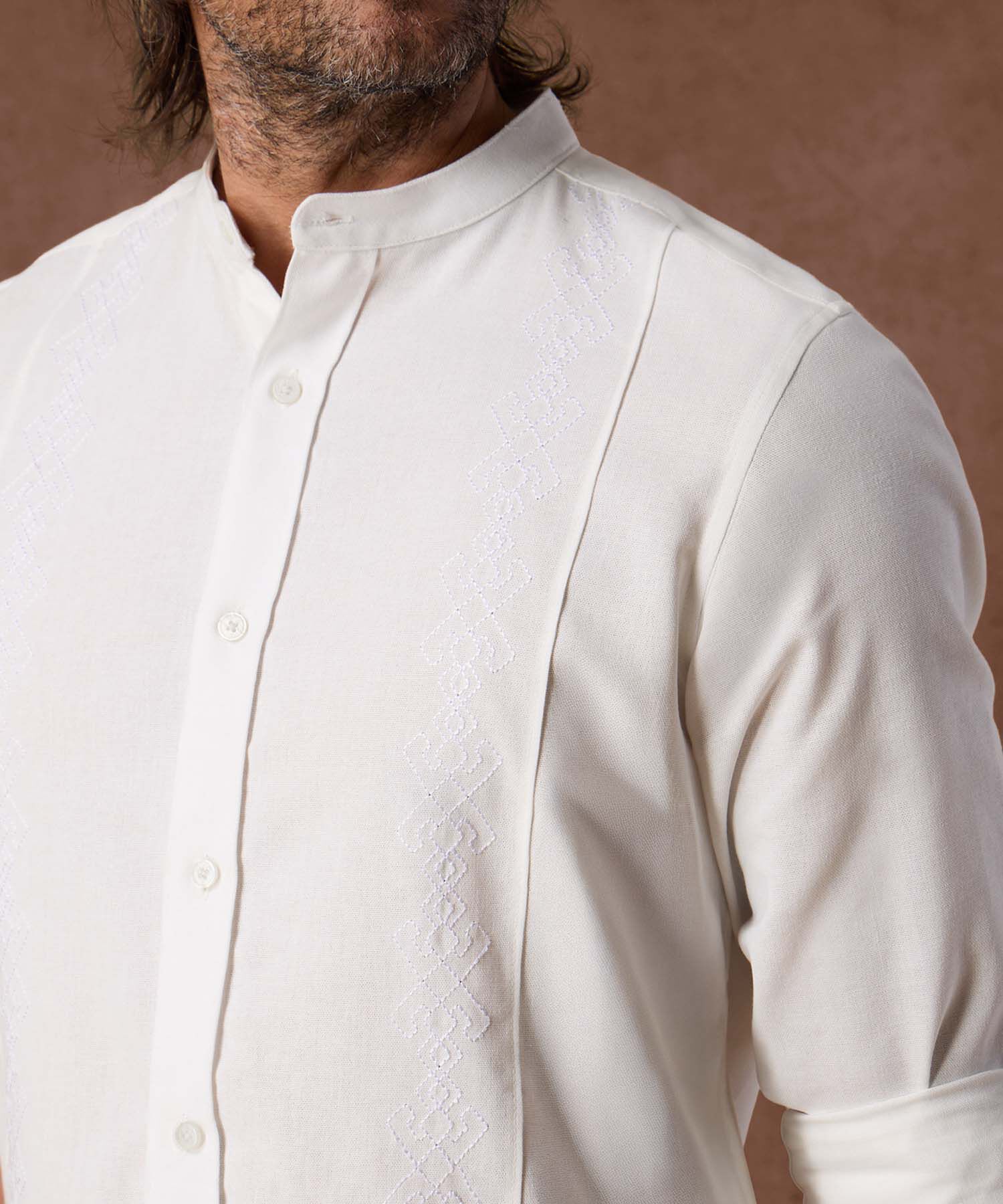 Guayabera Cuello Neru con Bordados para Hombre