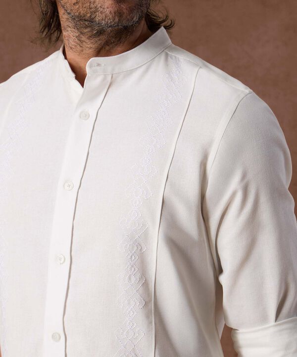 Guayabera Cuello Neru con Bordados para Hombre image number null