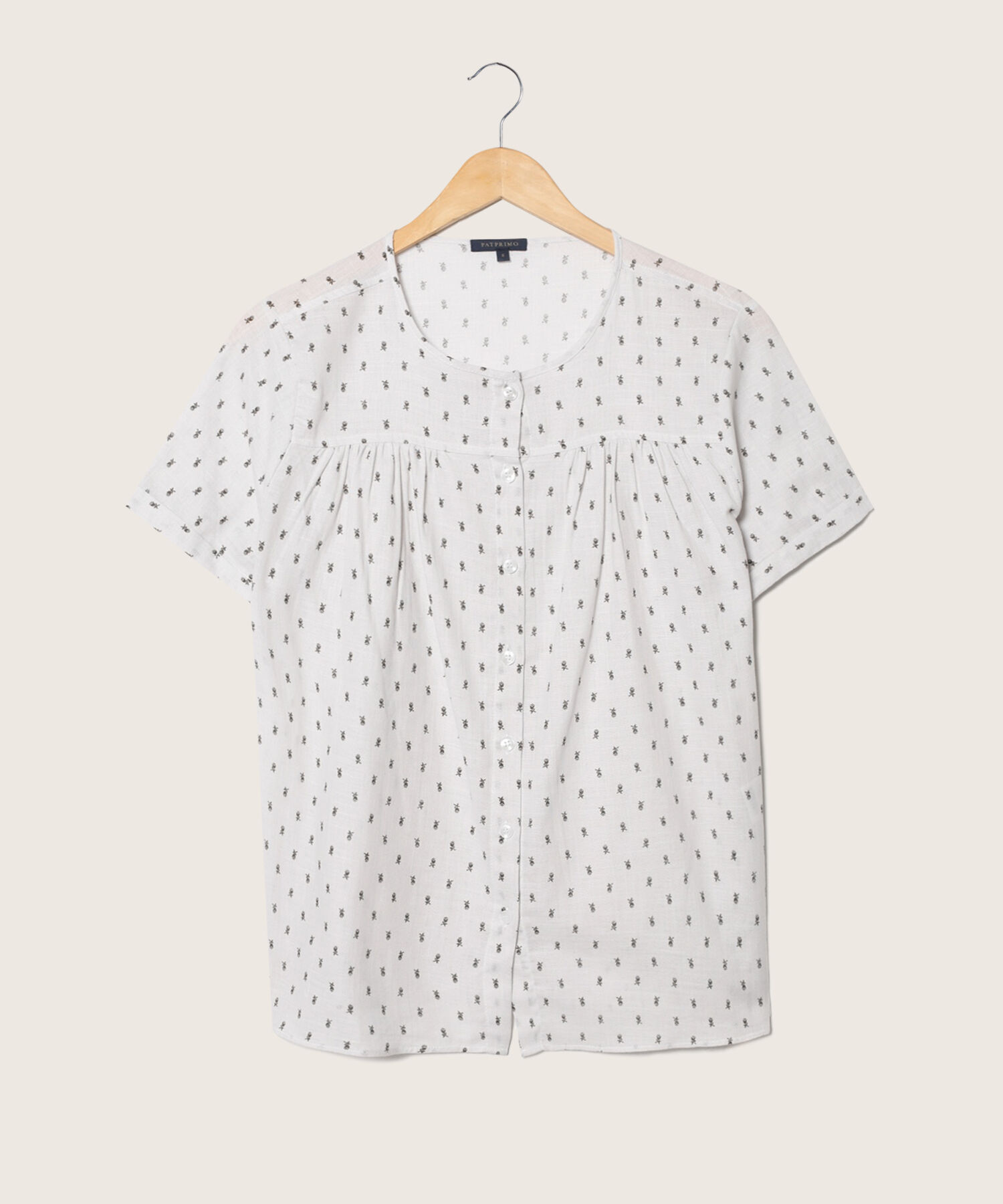Blusa Estampada Cuello Redondo, Manga Corta Con Guardapolvo, Botonadura Y Recogido En Frente