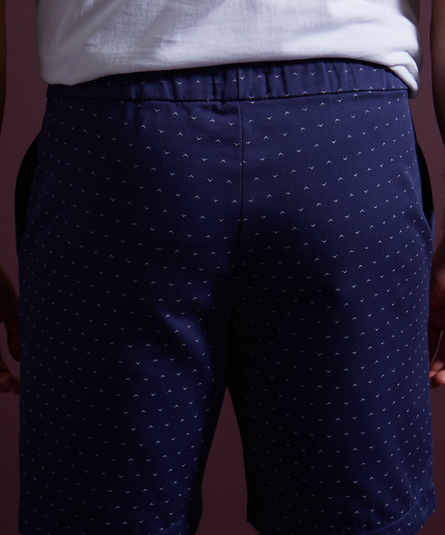 Bermuda Estampada Con Cintura Elástica, Bolsillos Laterales, Cordón Ajustable Y Silueta Regular Fit