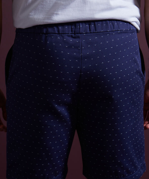 Bermuda Estampada Con Cintura Elástica, Bolsillos Laterales, Cordón Ajustable Y Silueta Regular Fit image number null