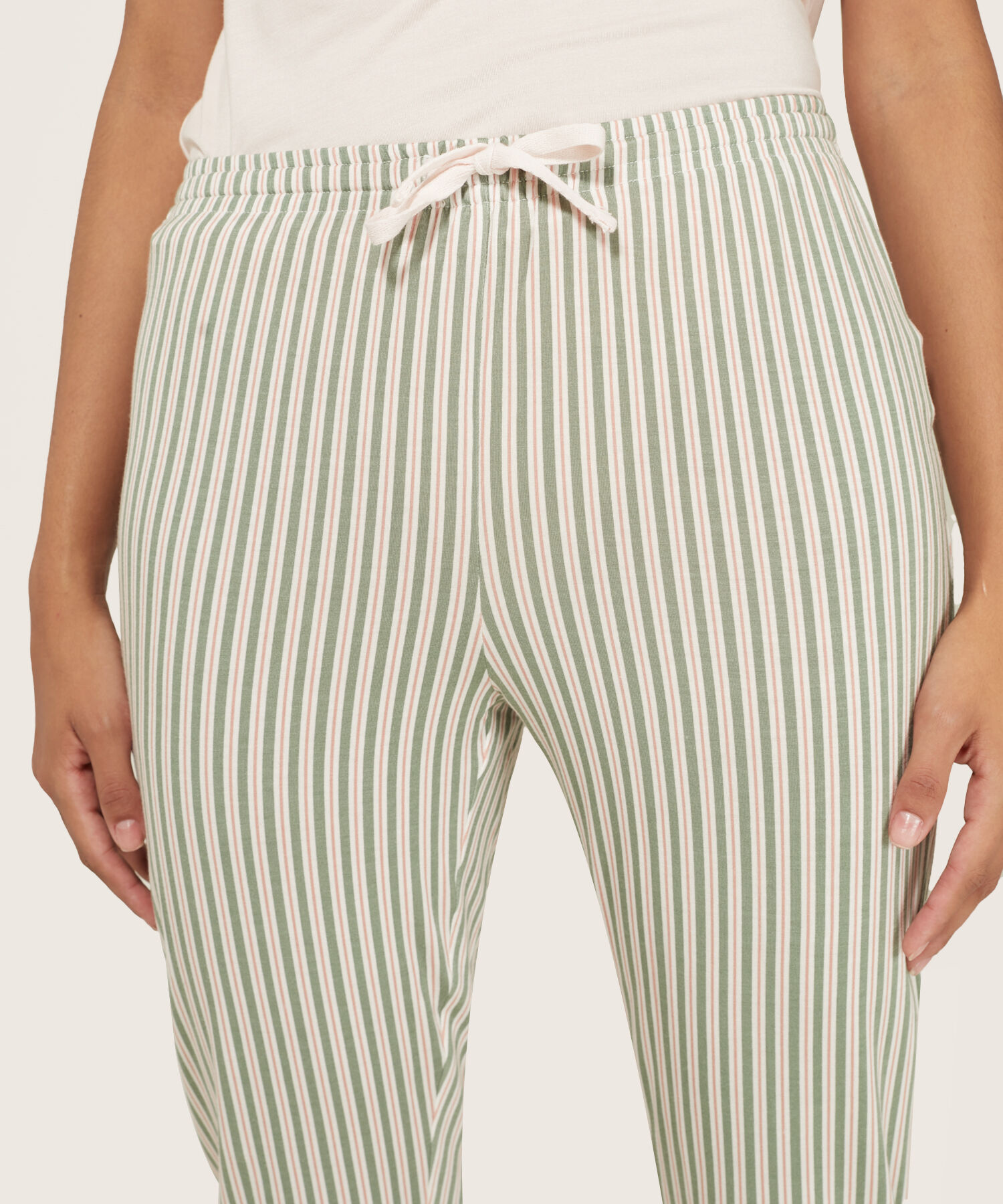 Pijama CortoCapri. Camiseta Manga Sisa Ancha. Pantalón Capri Estampado En Tejido De Punto.