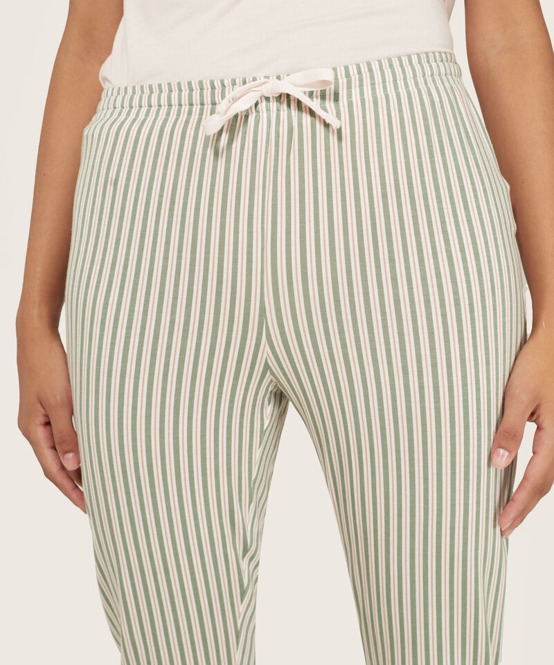 Pijama CortoCapri. Camiseta Manga Sisa Ancha. Pantalón Capri Estampado En Tejido De Punto.