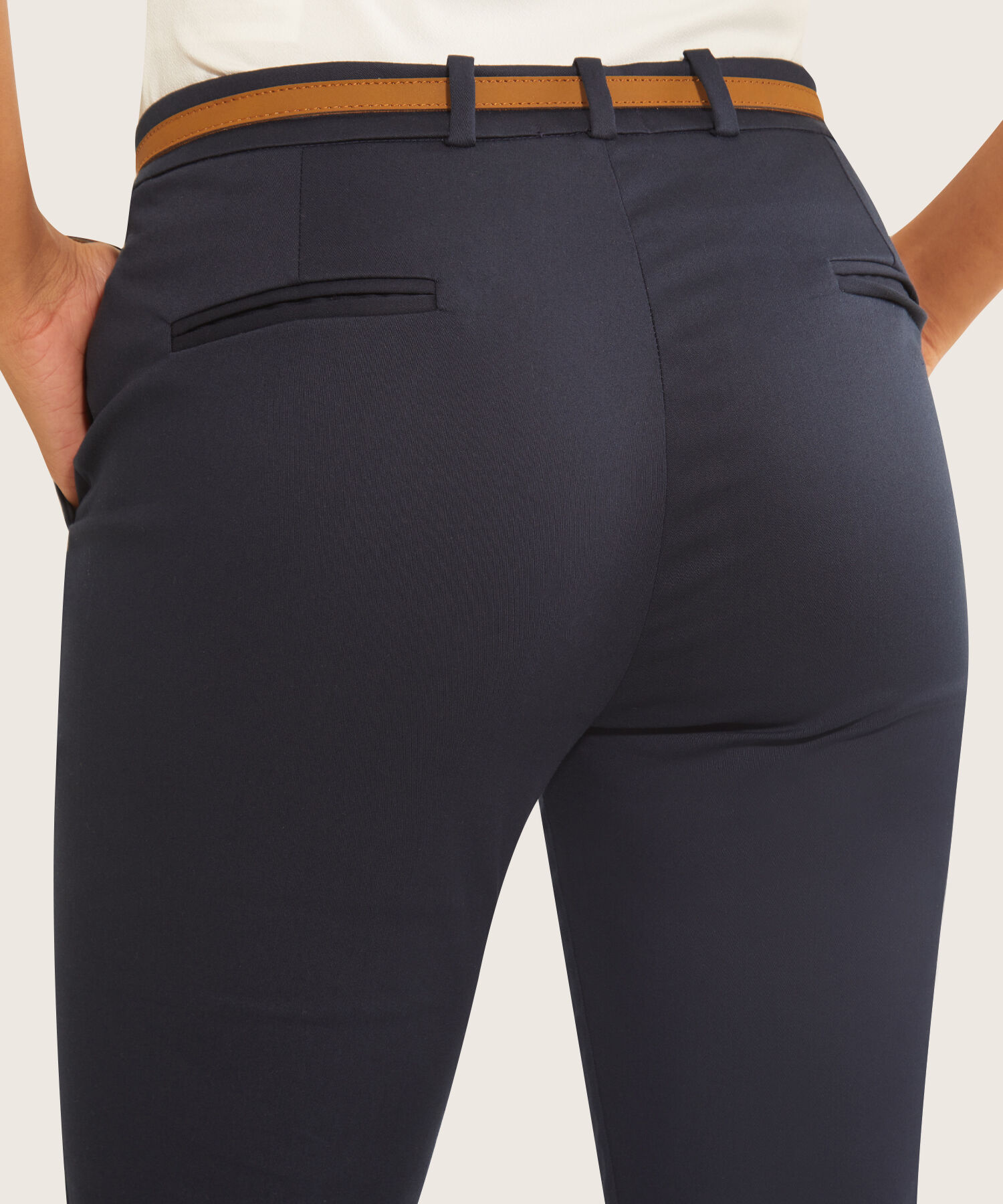 Pantalon Básico Bolsillo Diagonal Bota Entubada Unicolor