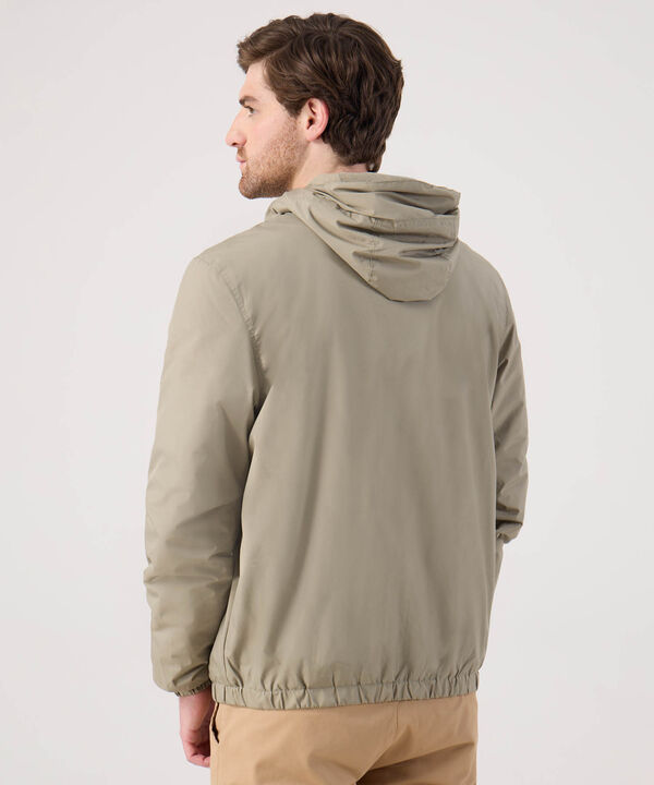 Chaqueta unicolor con capota 