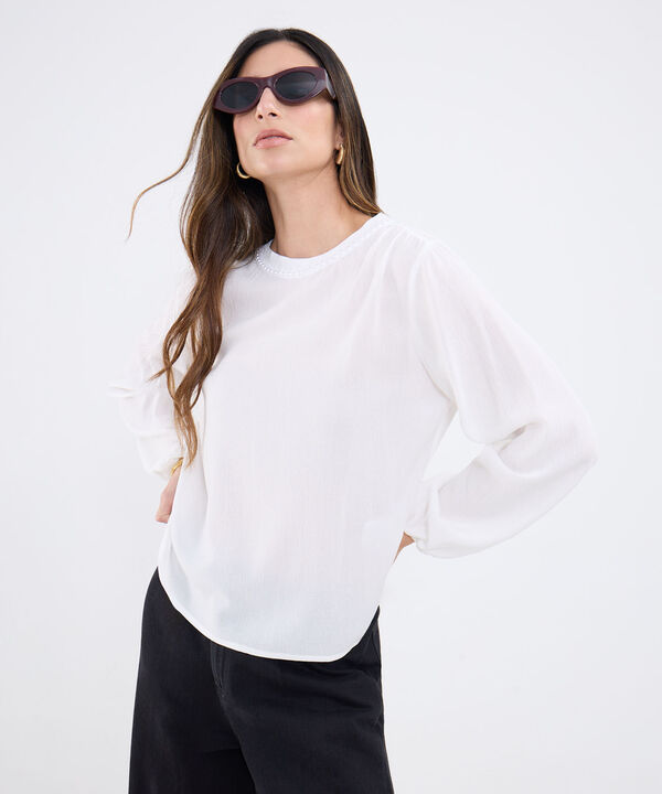 Blusa Unicolor Texturizada Con Cuello Perlado image number null