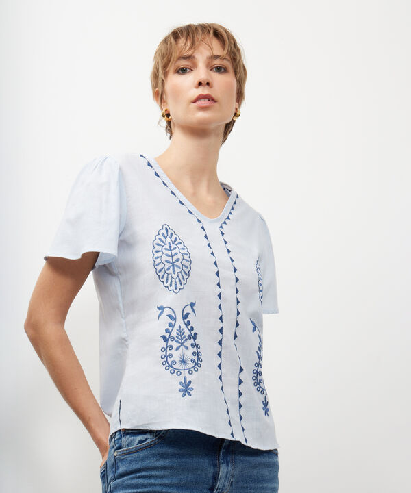 Blusa Manga Corta, Escote En V Con Bordado