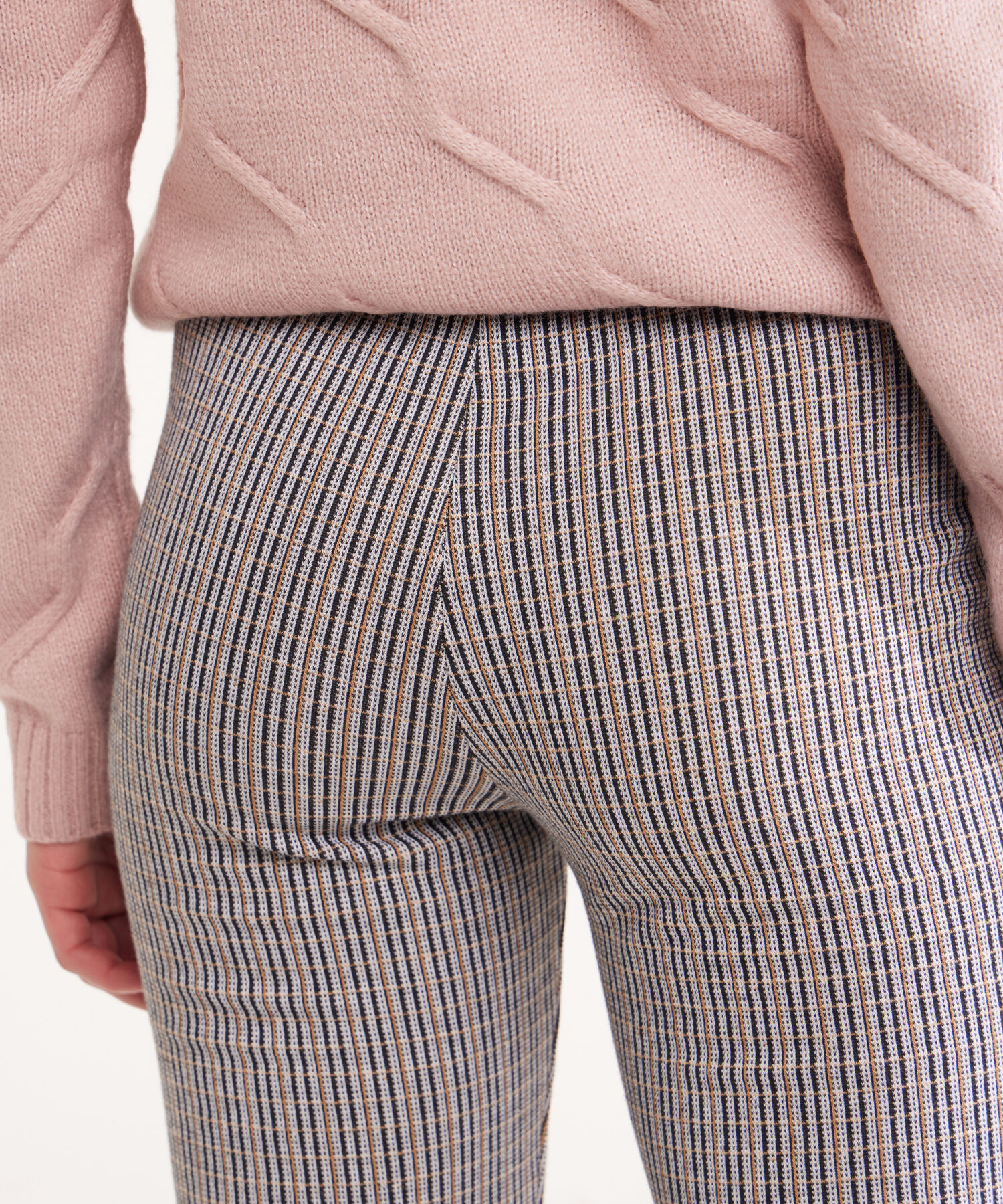 Leggings Prete&ntilde;ido Con Corte En Frente