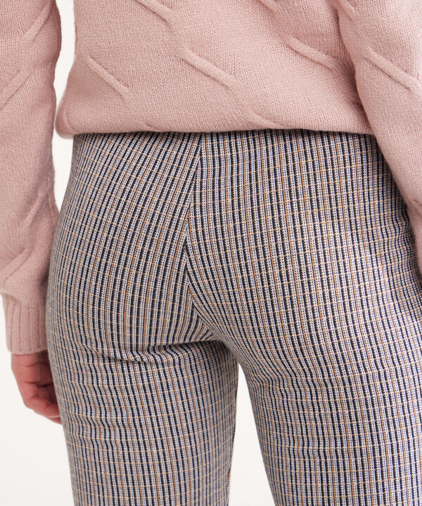 Leggings Prete&ntilde;ido Con Corte En Frente