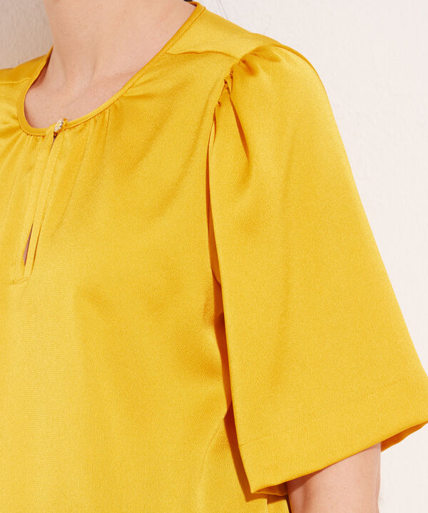 Blusa Manga Corta Unicolor Con Abertura En Frente image number null