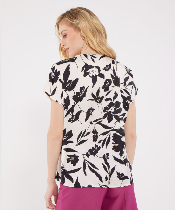 Blusa Manga Corta Rodada Con Escote En V Estampada