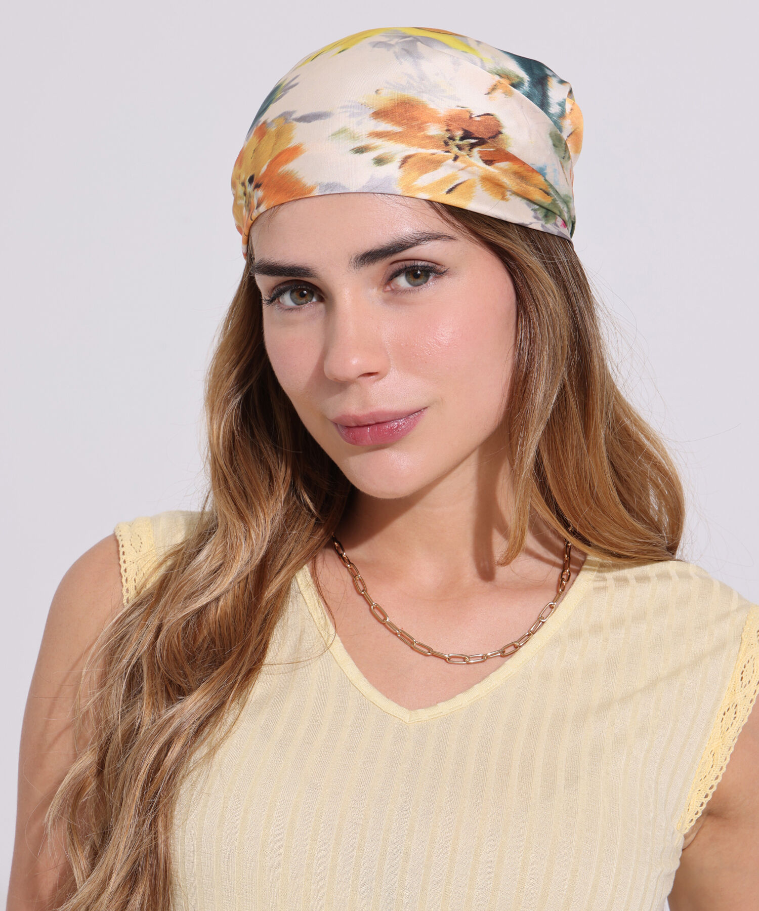 Pañoleta Estampada En Satín Diseño Floral