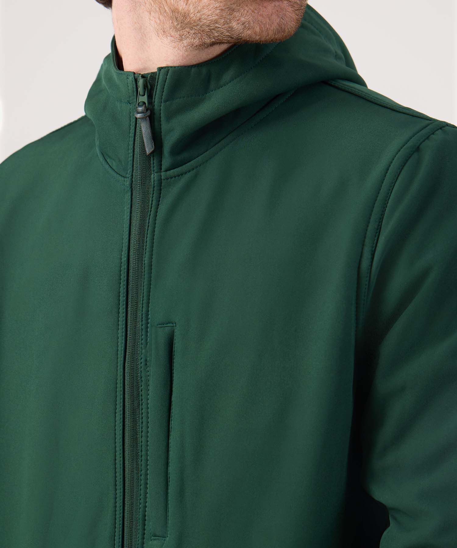 Chaqueta unicolor con bolsillo en frente 