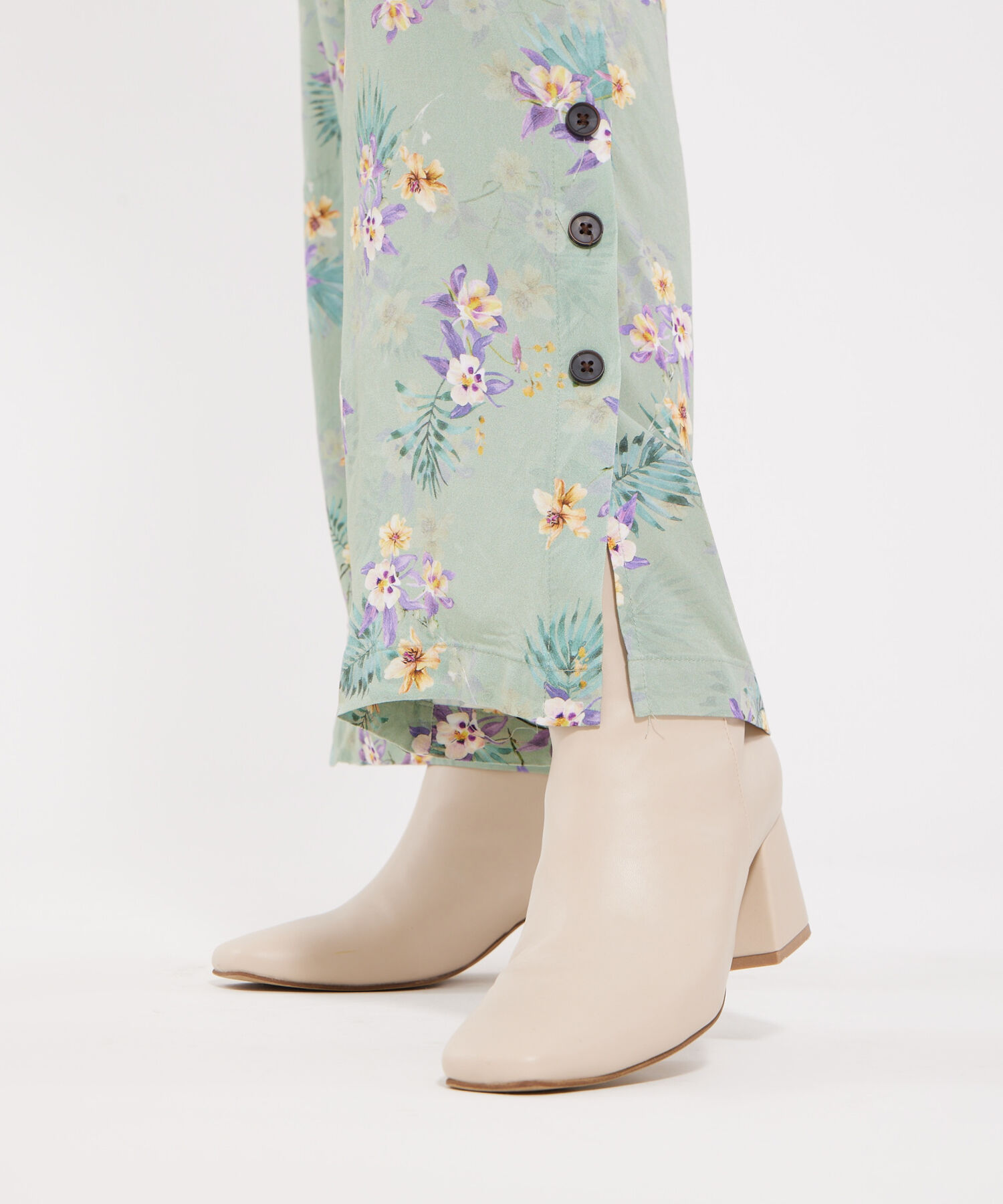 Pantalón Fluido Estampado Con Botones En Bota