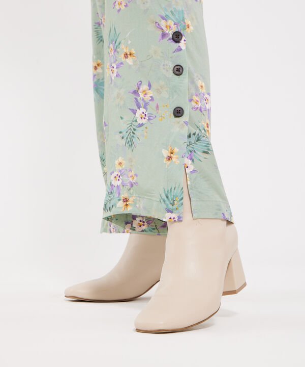 Pantalón Fluido Estampado Con Botones En Bota