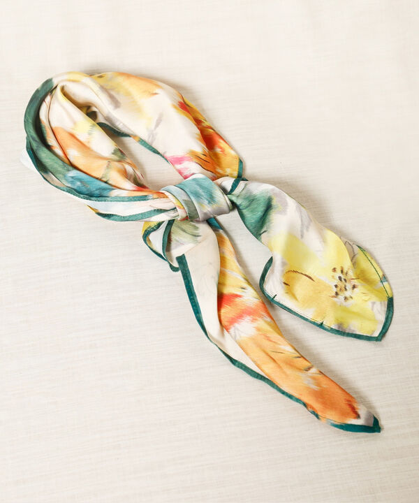 Pañoleta Estampada En Satín Diseño Floral