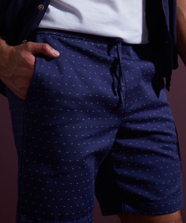 Bermuda Estampada Con Cintura Elástica, Bolsillos Laterales, Cordón Ajustable Y Silueta Regular Fit image number null