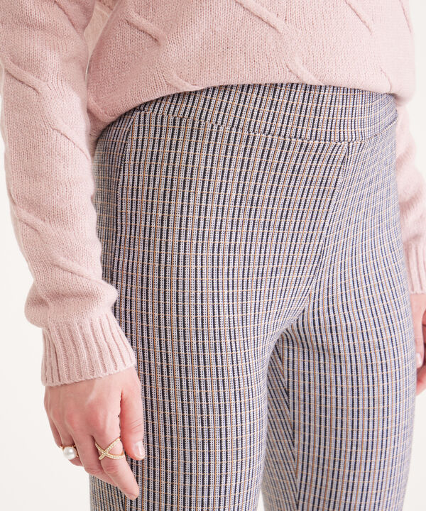 Leggings Prete&ntilde;ido Con Corte En Frente