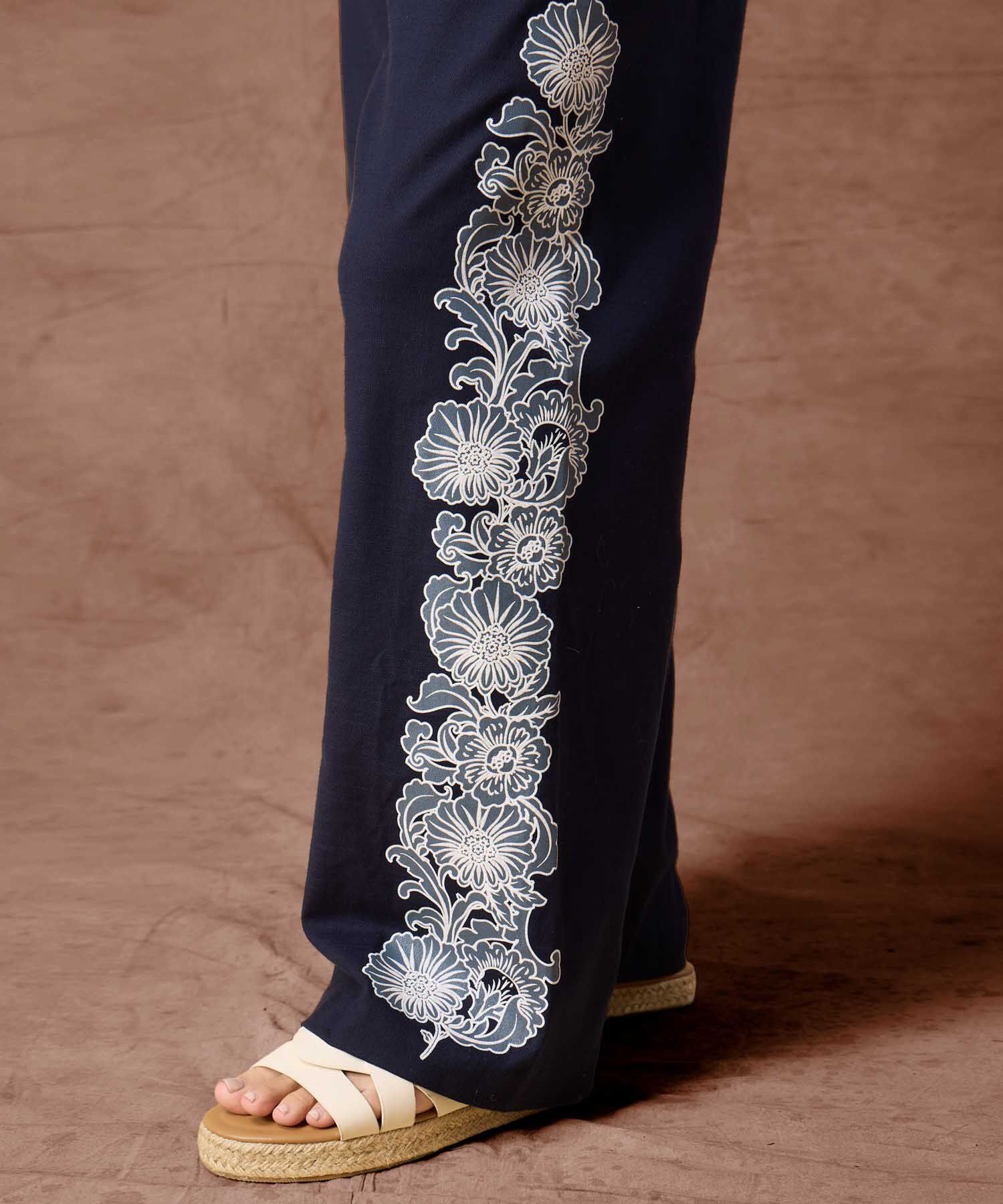 Pantalón Fluido con Bordado