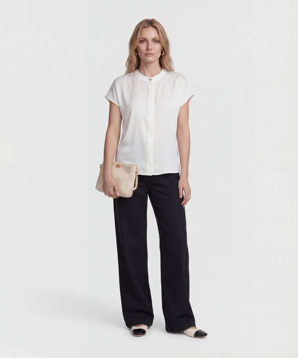 Blusa Unicolor Con Detalle 