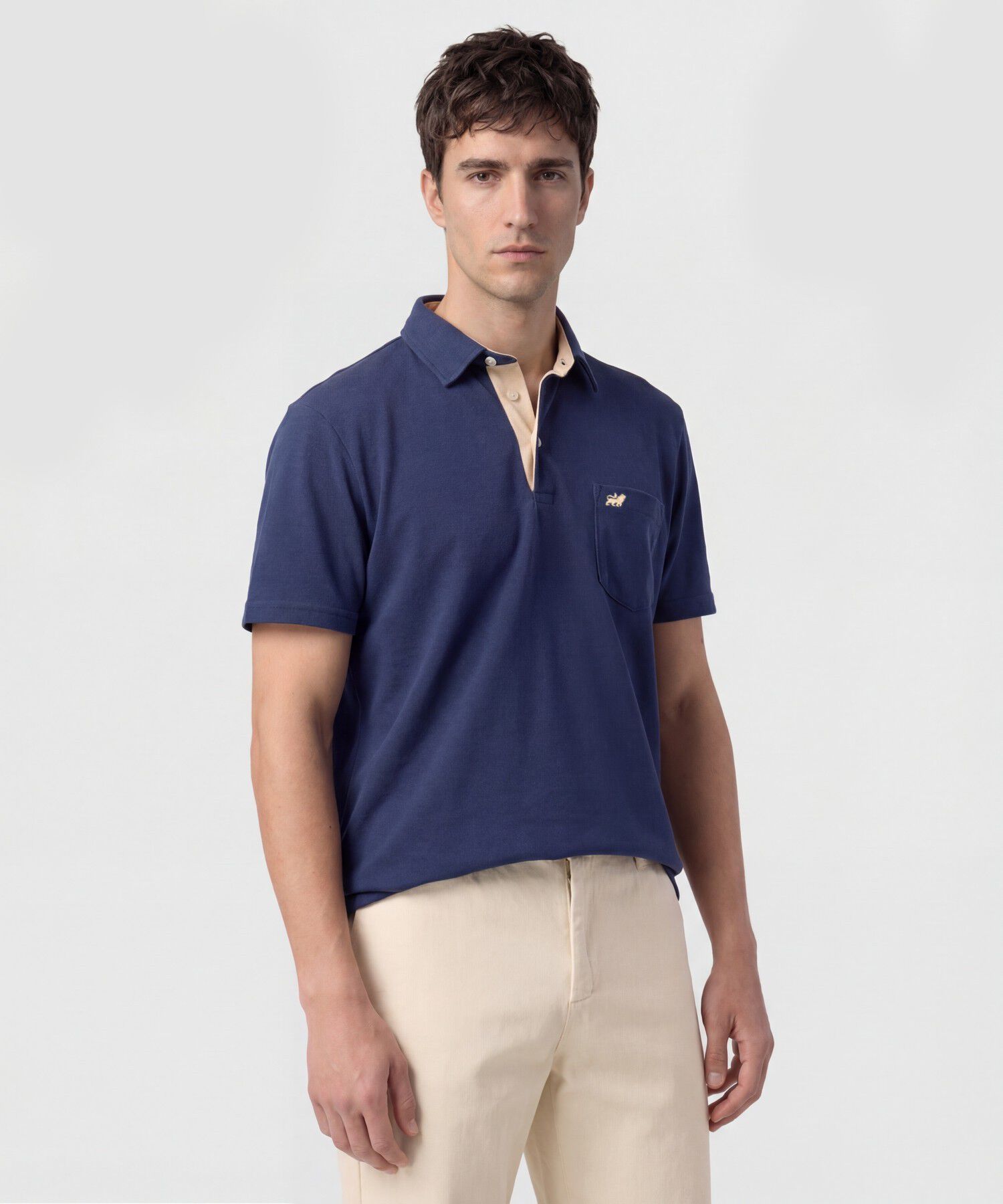 Polo Unicolor, Cuello Duro Con Bolsillo Y Silueta Regular Fit