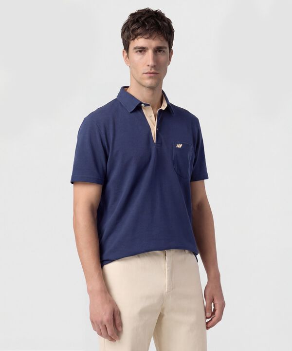 Polo Unicolor, Cuello Duro Con Bolsillo Y Silueta Regular Fit